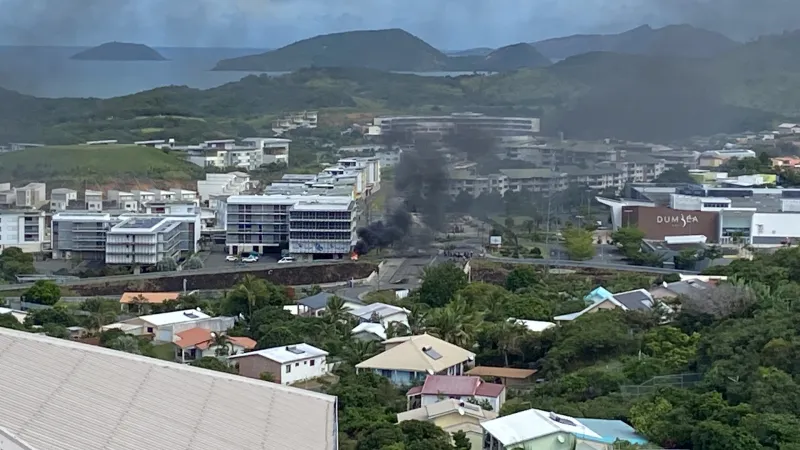 Kouř táhnoucí se z obydlené oblasti v Nové Kaledonii