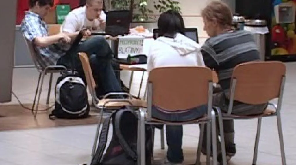 Studenti v Atriu FSS