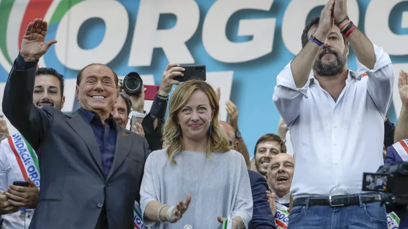 Šéf strany Vzhůru, itálie Silvio Berlusconi, šéfka Bratrů Itálie Giorgia Meloniová a šéf Ligy Matteo Salvini na shromáždění v Římě