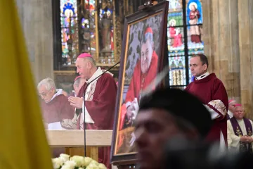 „Výrazná osobnost a bojovník za svobodu.“ Lidé se rozloučili s kardinálem Dukou