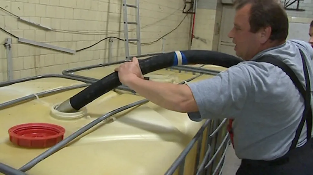 Odčerpávání nelegálního lihu z nádrží v Hrobicích