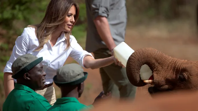 Trumpová nakrmila v Keni sloní sirotky
