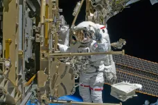 ŽIVĚ: Astronauti na plášti ISS mění baterie za modernější. Nejde o výstup dvou žen, není dost skafandrů