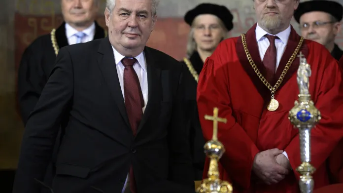 Zeman přihlíží inauguraci rektora UK (vpravo prorektor Stanislav Štech)