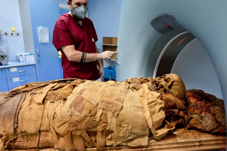 Radiolog v milánské nemocnici připravuje CT před vyšetřením egyptské mumie. Pochází ze sarkofágu, do kterého bylo tělo uloženo kolem roku 900 až 800 před naším letopočtem