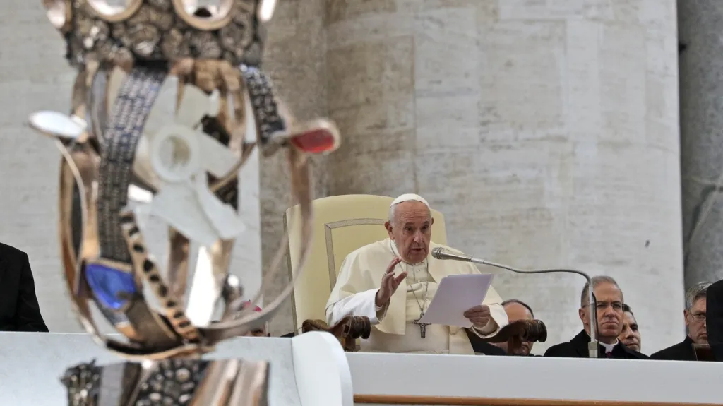 Papež František přijal sochu připomínající svatořečení Anežky České
