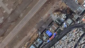 Zničené budovy na isfahánském letišti, 8. 3. 2026