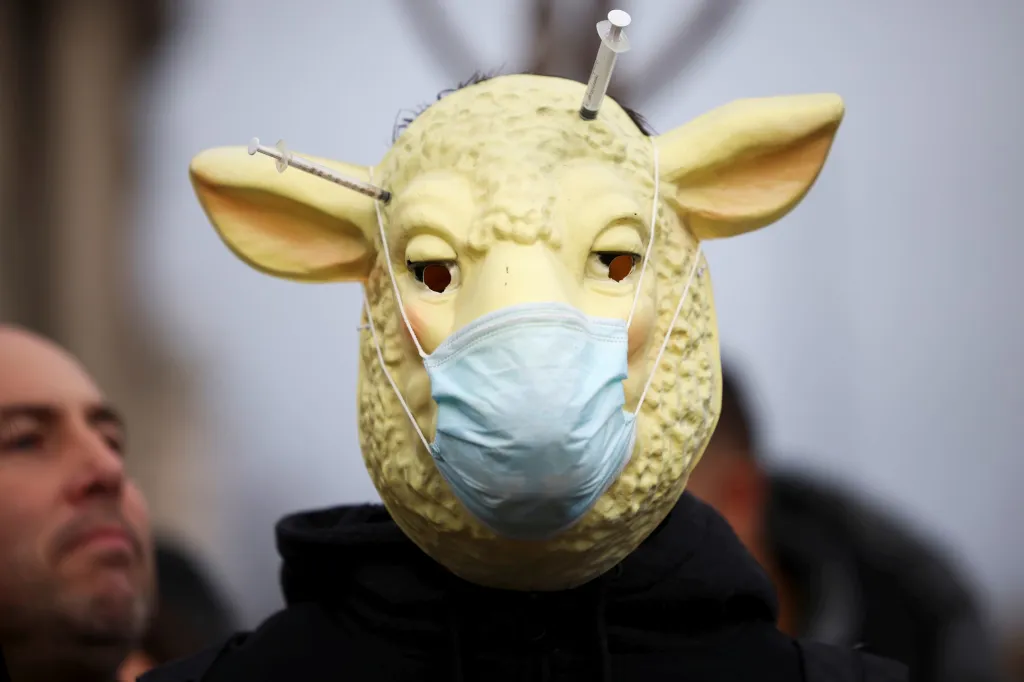 Demonstrant v masce ovce je účastník protestu proti vakcinaci obyvatel ve Velké Británii. Protestující se sešli v pondělí před britským parlamentem