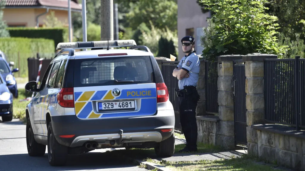 Dům v Rožnově pod Radhoštěm stále hlídá policie