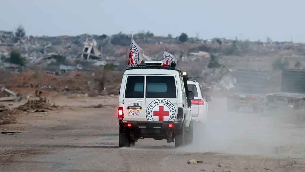 Těla rukojmí z Pásma Gazy převážel Červený kříž