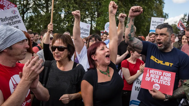 Corbynovi podporovatelé slaví zvolení nového předsedy labouristů