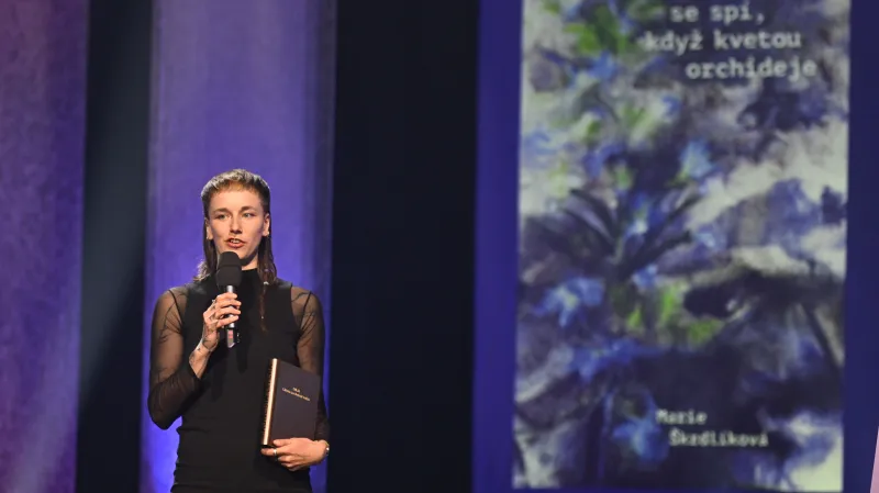 Literu za debut roku obdržela Marie Škrdlíková za knihu Jak dlouho se spí, když kvetou orchideje