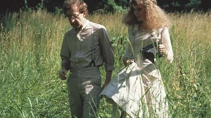 Woody Allen a Mia Farrowová ve filmu Sex noci svatojánské (1982)
