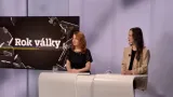 Nataliia Kosiaková (vpravo) ve studiu ČT v rámci dokumentu „Rok války“