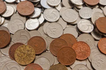 Euro bude za méně než 24 korun za tři roky. Zatímco českou měnu čeká růst, ekonomika bude zpomalovat