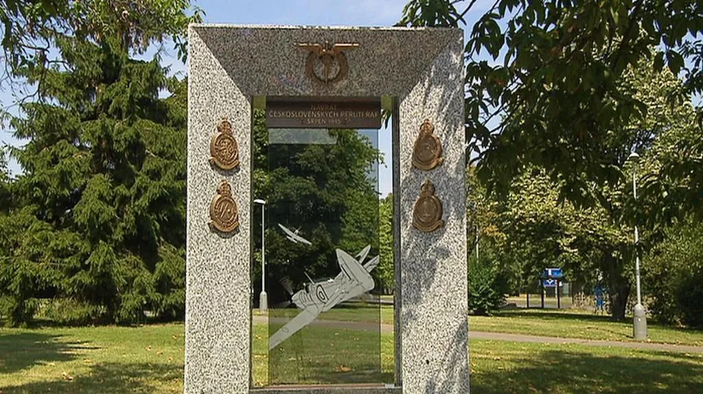 Památník letcům RAF na Letišti Václava Havla