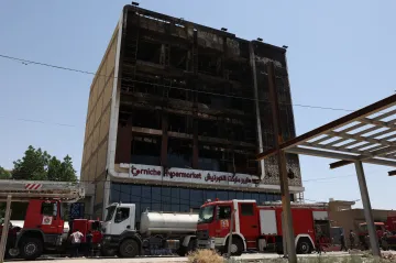 Při požáru obchodního centra v Iráku zahynulo 61 lidí