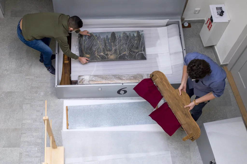 Zajímavé je, že loutkářství je rozšířeno po celém světě, ale v Jižní Koreji se loutkové divadlo nehraje. Kolorované dřevěné figurky se tam objevují při pohřebních obřadech jako výzdoba rakví