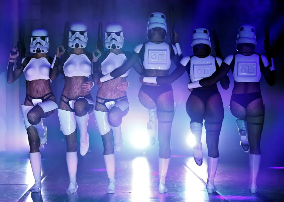 Účinkující tanečnice v představení „The Empire Strips Back: Star Wars Burlesque Parody“ v Los Angeles.