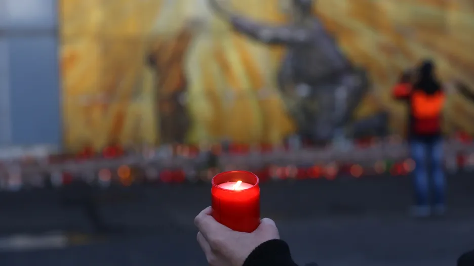 Pozůstalí i kamarádí zapalují u dolu ČSM svíčky na památku mrtvých horníků
