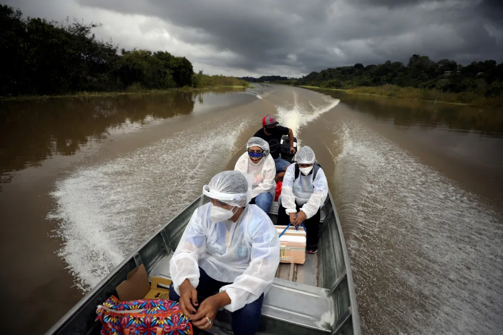 Očkování v Amazonii. Zdravotníci se vydávají do divočiny očkovat místní obyvatele Ribeirinhos, kteří žijí v povodí řeky Amazonky