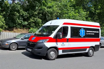 Hodiny čekání na odvoz k lékaři. Převozní sanitky jsou přetížené