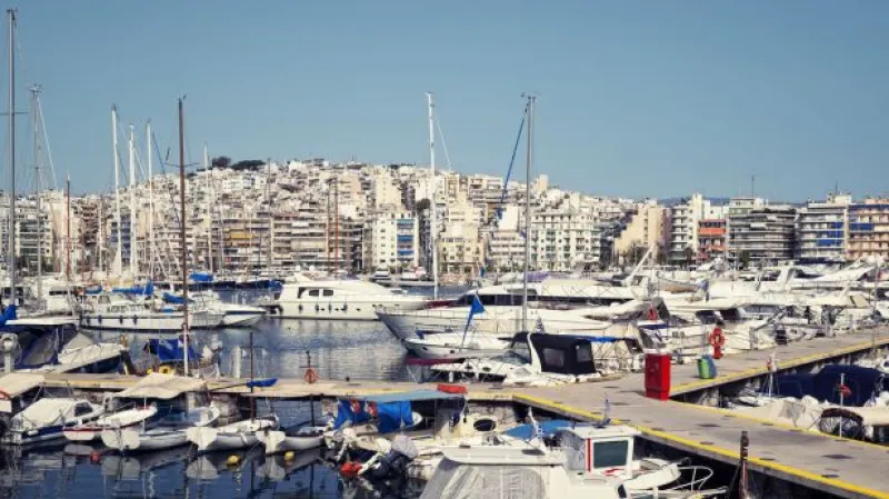 Řecko čekají předčasné volby s levicovým favoritem