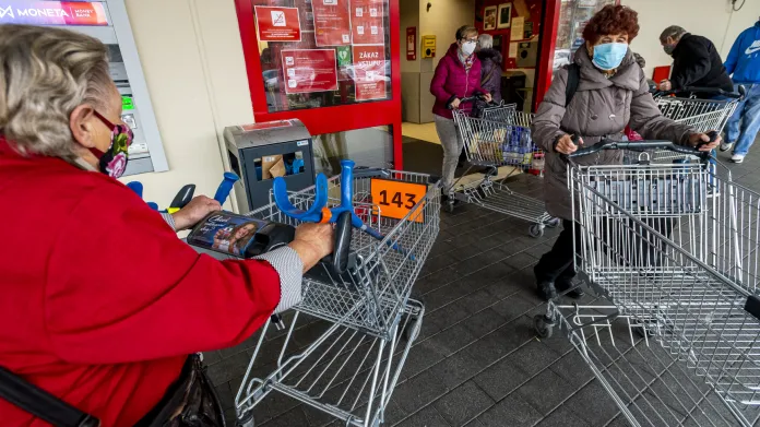Ústecký hypermarket očísloval nákupní vozíky a omezil jejich počet