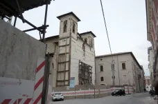 Před deseti lety zahynulo při zemětřesení v Itálii přes tři sta lidí. V nouzových domovech lidé bydlí dosud