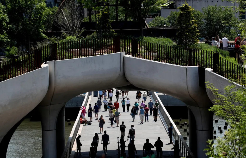 Manhattan mění svoji tvář. Pro návštěvníky otevřel novy umělý ostrov, na kterém vyrostl park