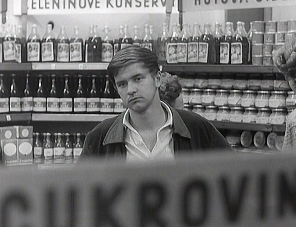 Černý Petr (1963). Autenticky „neherecký“ hraný debut ze života učňů. Nezapomenutelný je hlavně Vladimír Pucholt a jeho „ahoooooj“