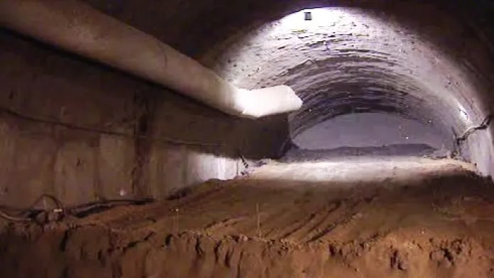 Zástupci Metrostavu ukázali novinářům místo posledního propadu tunelu Blanka.