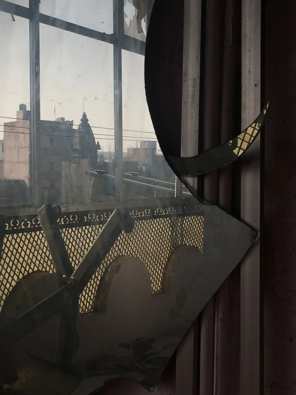 Fotografický projekt ukazuje nemovitosti ve čtvrti Shiv Vihar v severovýchodním Dillí v Indii. Ty se staly svědky násilností, při kterých zemřelo 53 muslimů. Důvodem nepokojů byla úprava indické legislativy. V prosinci 2019 přijali indičtí poslanci zákon o změně občanství