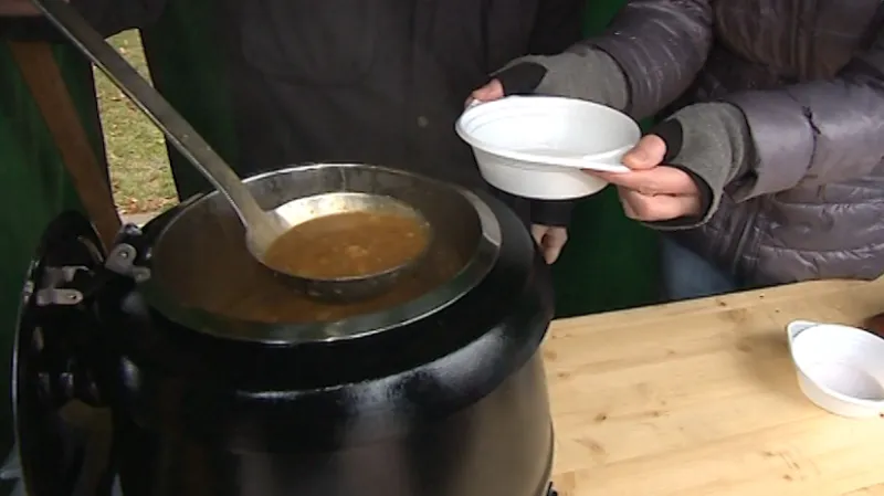 Rozlévání tříkrálové polévky