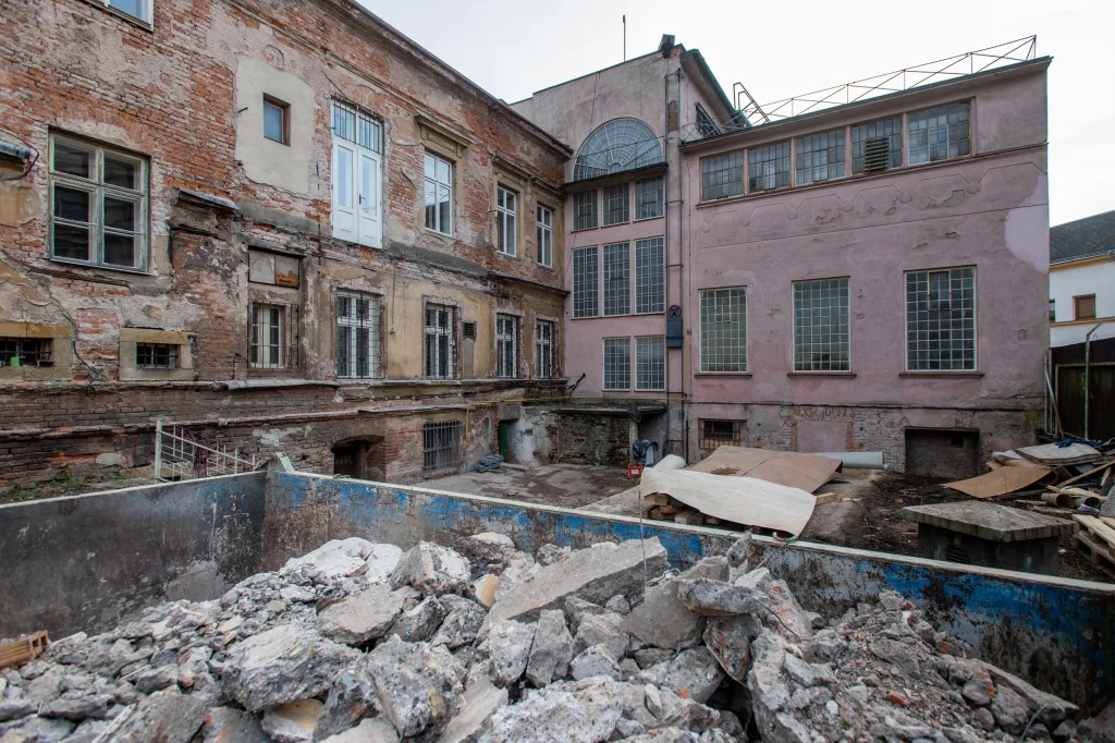 Největší rekonstrukce se týká hlavně sousedního staršího objektu č. 91, který opravou neprošel nikdy