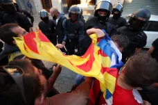 Policie zatýkala v kancelářích katalánské vlády, o nezávislosti mluví i Baleáry