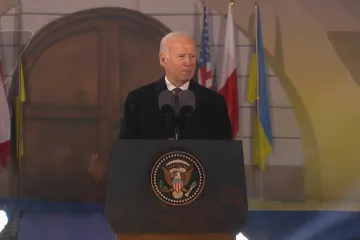 Putin se setkal s naší železnou vůlí, budeme hájit právo lidí žít bez agrese, řekl Biden ve Varšavě