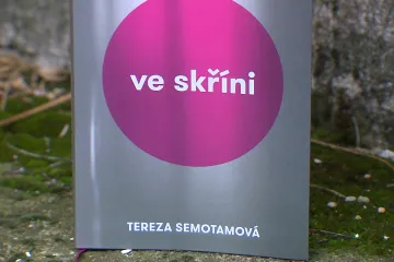 Ve skříni lze řešit existenční i existenciální krizi