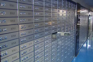 Zájem o malé bezpečnostní schránky roste, některé banky už mají plno