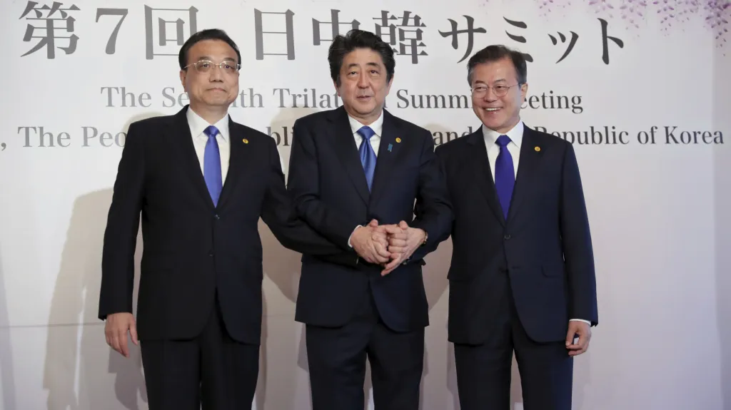 Čínský premiér Li Kche-čchiang, japonský premiér Šinzó Abe a jihokorejský prezident Mun Če-in na summitu v Tokiu