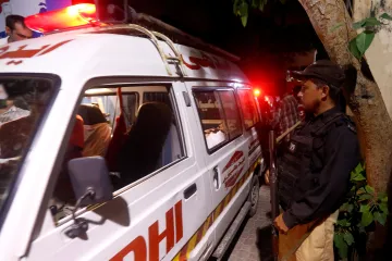 V Pákistánu spadl autobus z mostu. Zahynuly čtyři desítky lidí