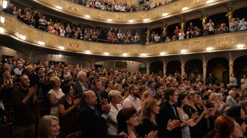 Derniéra inscenace Brouk v hlavě (Divadlo na Vinohradech)
