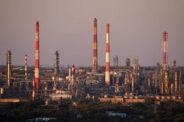 Zásahy rafinerií zásadně škrtí ruský vývoz nafty