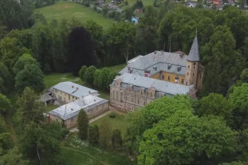 Příběh zámku z Trutnovska inspiroval filmaře, teď je komplex na prodej