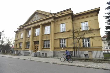 Pro doklady do banky. Uherské Hradiště koupí bývalou bankovní budovu, přestěhuje do ní úředníky