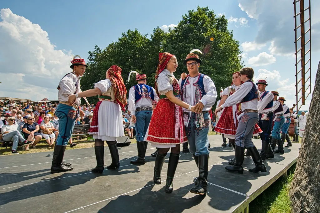 Ukončovací program 30. výročí pořádání Horňáckých slavností 21. července 2024 u větrného mlýna v Kuželově na Hodonínsku. Na snímku soubor Kuželovjan.
