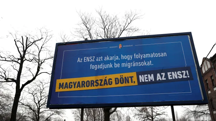 Vládní billboard hlásající, že OSN požaduje, aby Maďarsko přijímalo migranty