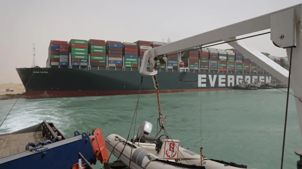 Loď dál blokuje Suezský průplav