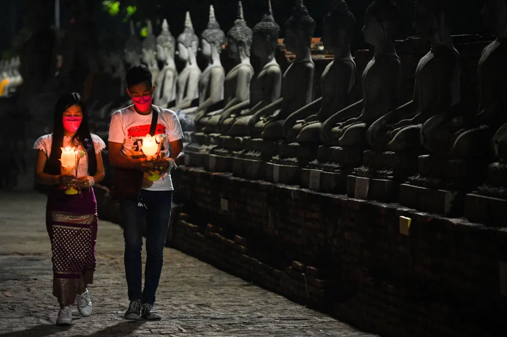 Tisíce svíček přivítaly východ slunce. Thajští buddhisté oslavili svátek Mágha Púdžá