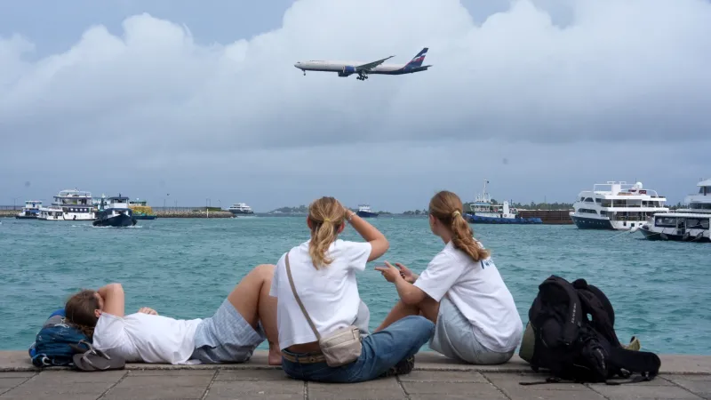 Turisté na Maledivách sledují přistávající letadlo ruské letecké společnosti Aeroflot, 21. května 2026